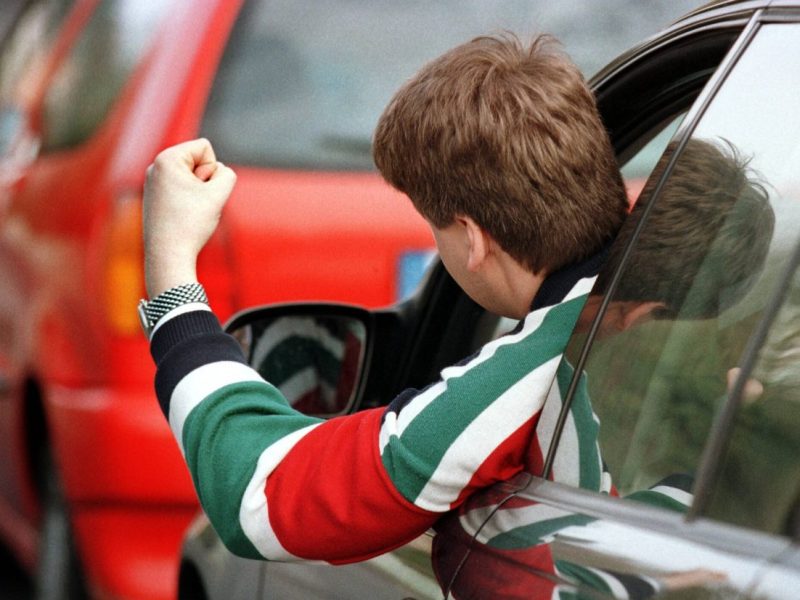 wütender Autofahrer schwingt die Faust