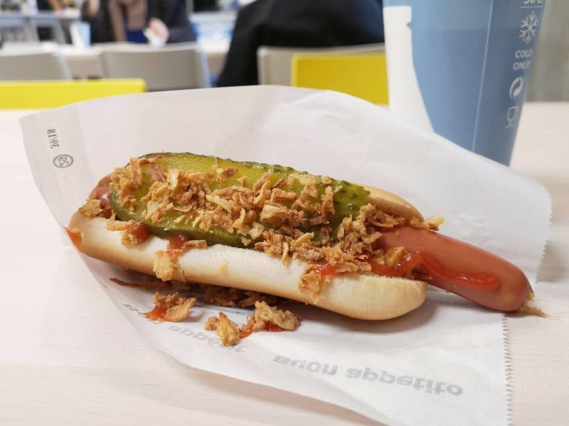 Ikea Hotdog und Getränk auf Tisch