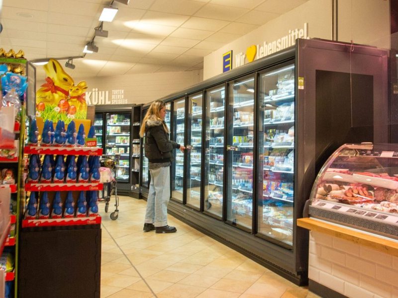 Kundin in einem Edeka