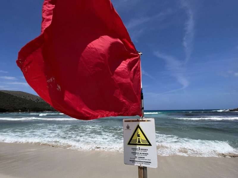 gehisste rote Flagge am Strand von Mallorca