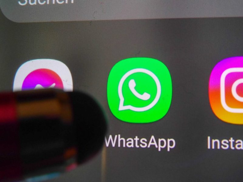 Whatsapp-Symbol und Finger