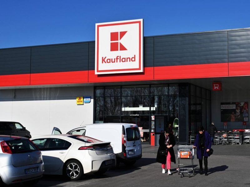 Kaufland, Rewe und Edeka: Beliebte Kult-Chili-Soße erlebt Preis-Explosion in den USA. Welche Auswirkungen hat das auf den deutschen Markt?