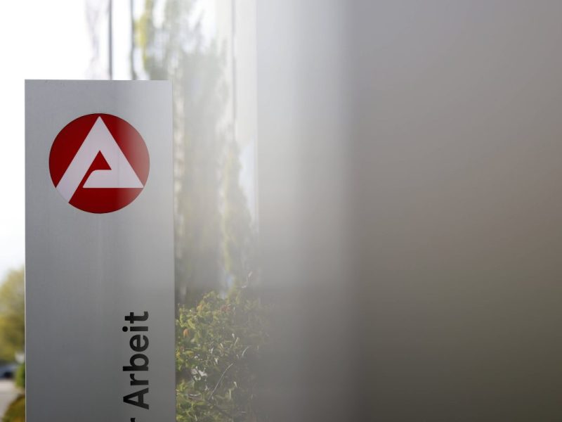 Die Chefin der Bundesagentur für Arbeit, Andrea Nahles, teilt mit, dass die Jobcenter nicht genug Geld haben. Für Langzeitarbeitslose wird das zum Problem.