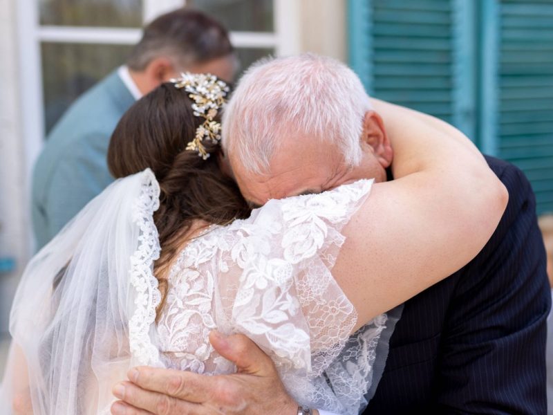 Braut und Vater umarmen sich
