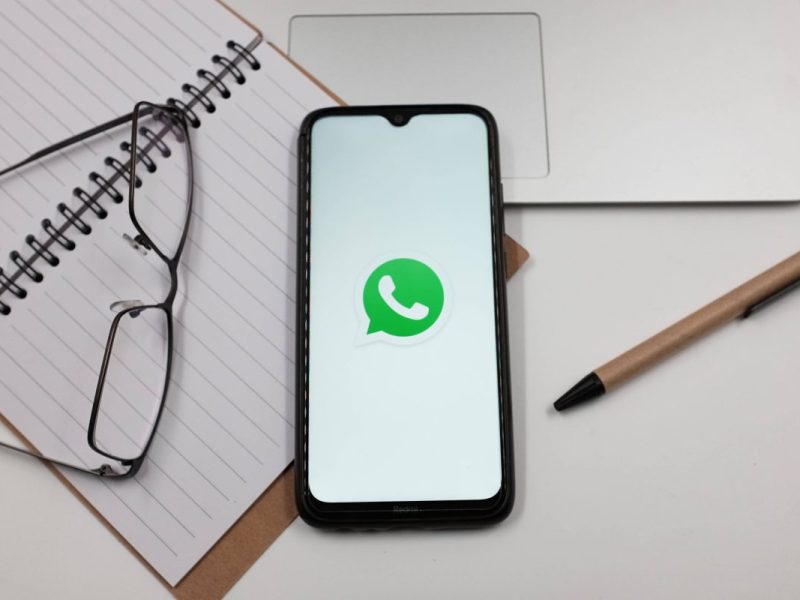 Whatsapp auf dem Handy, Brille, Stift, Notizblock