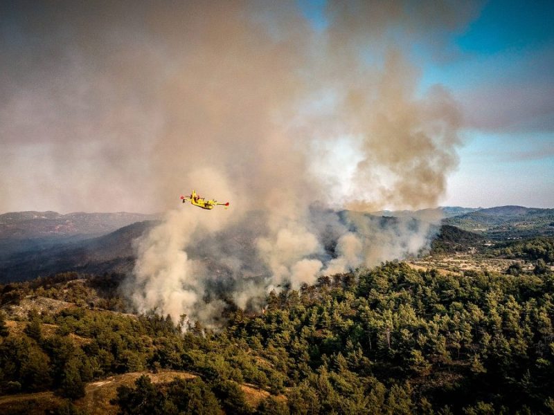 Die Menschen in Griechenland ächzen unter den Temperaturen von über 40 Grad. Eine Gefahr läuft außer Kontrolle, wodurch Urlauber evakuiert werden müssen.