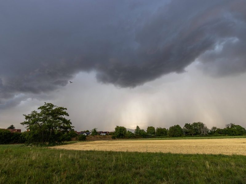 Unwetter-Himmel über Land