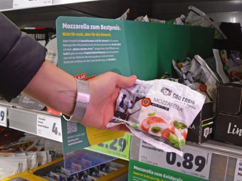 Kunde packt ins Regal bei Penny