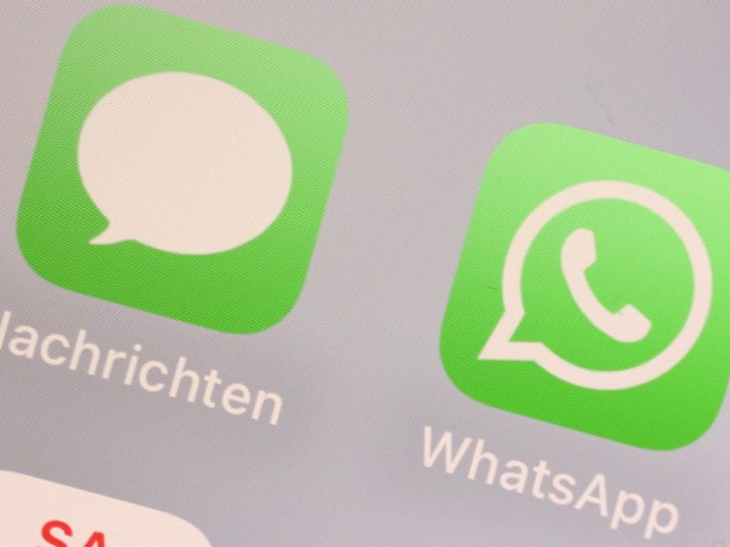 Ein Whatsapp-Icon und ein SMS-Icon sind auf einem Smartphone-Display zu sehen.