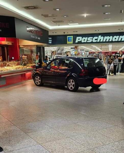 Mülheim: 82-jähriger Rentner verwechselt Parkhaus mit Einkaufzentrum und parkt direkt vorm Bäcker im Forum.