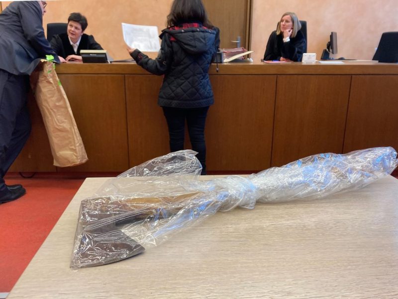 Die Tatwaffe, eine Axt, liegt auf dem Tisch in einem Saal vom Detmolder Landgericht (NRW).