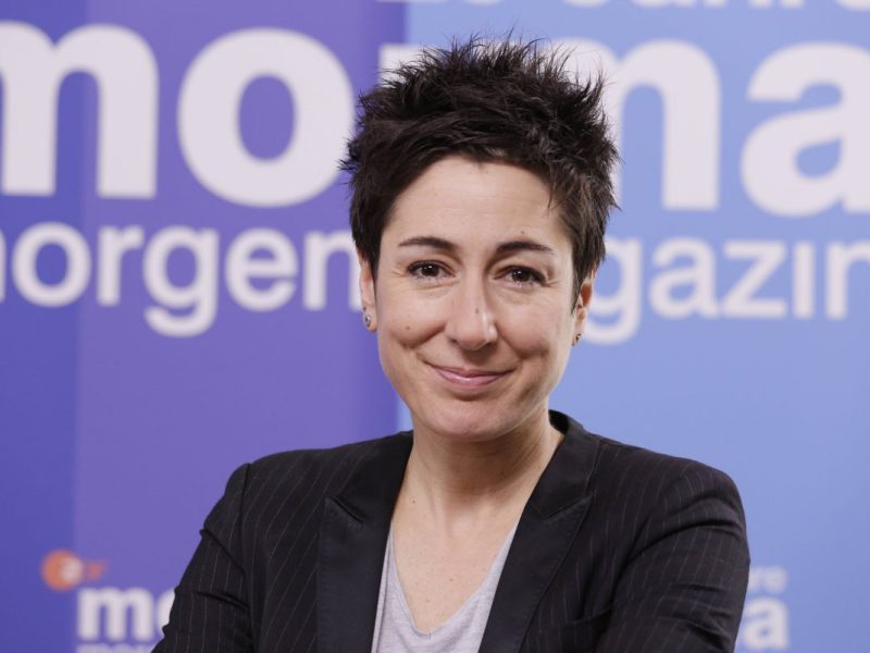 ZDF-Star Dunja Hayali erlaubt sich einen Moderations-Scherz.