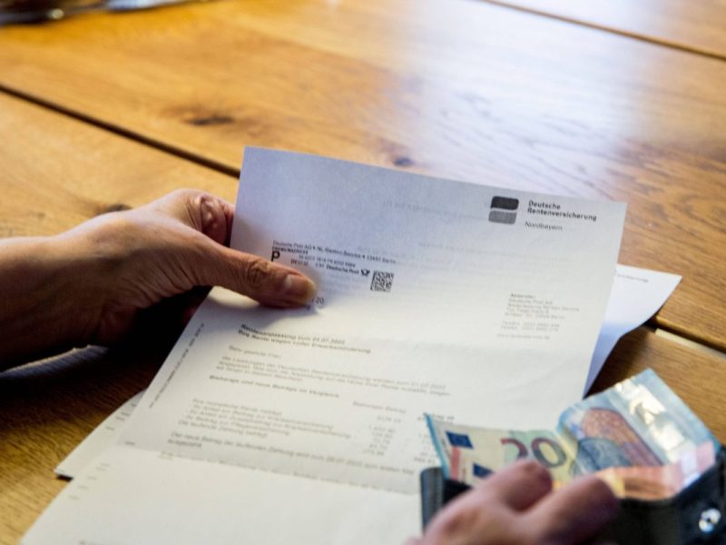 Zum 01. Juli wurden die Renten erneut stark erhöht. Doch angesichts der immer noch hohen Inflation, bleibt davon nicht viel übrig, wie ein Experte verrät.