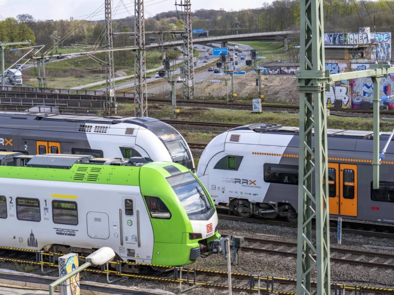 Die Deutsche Bahn plant in den Herbstferien eine Baustelle, die unter anderem Reisende zum Flughafen stark beeinflussen wird.