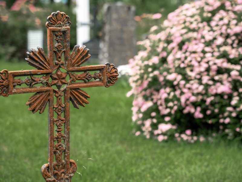 Nicht alleine mit den Kosten für die Beerdigung. So holen sie sich das Geld zurück.