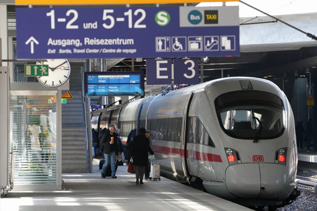 Der ICE der Deutschen Bahn nach Wien. Österreich, beim Halt in Berlin Südkreuz.