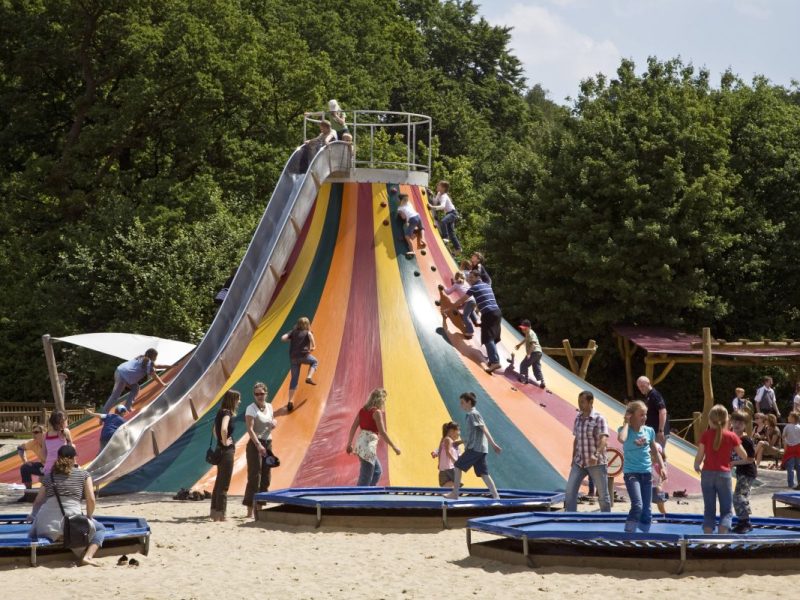 Kind Stürzt auf Ketteler Hof drei Meter in die Tiefe. Daraufhin wird ein Rettungshubschrauber gerufen.