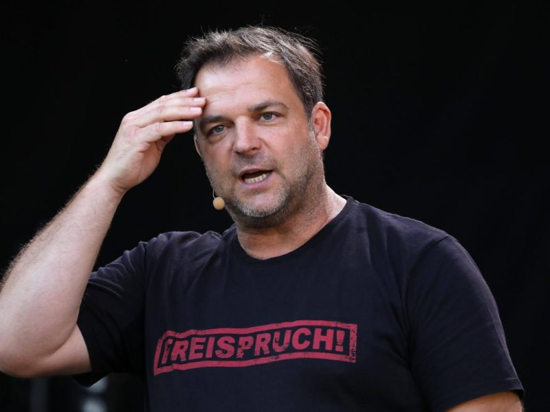 Martin Rütter kann nicht glauben, was er sieht.