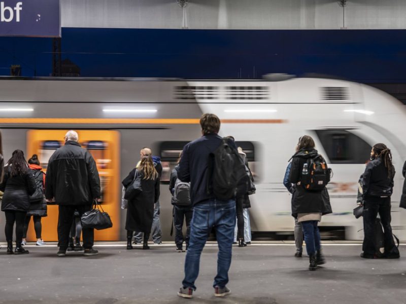 RRX-Bahn fährt am Gleis