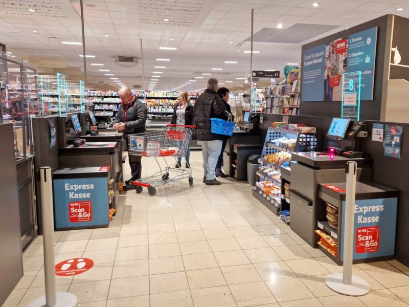 Selbstbedienungskasse im Supermarkt Symbolbild