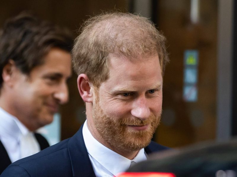 Nachdem Prinz Harry alles stehen und liegen ließ, um seinen Vater zu besuchen, schien eine Person über seinen Besuch nicht erfreut zu sein.