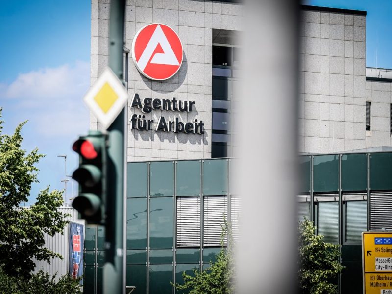 Eine Jobcenter-Leiterin befürchtet durch die Bürgergeld-Erhöhung steigende Antragszahlen und weniger Anreiz zu arbeiten. Sozialverbände sehen das kritisch.