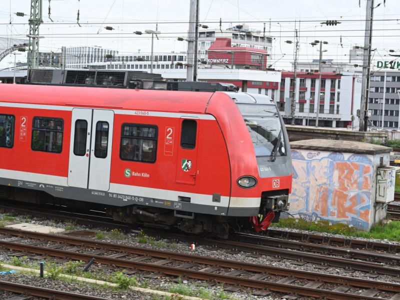 Pendler der Deutschen Bahn müssen sich aufgrund von Gleisbauarbeiten jetzt auf Umleitungen und Ausfälle einstellen.