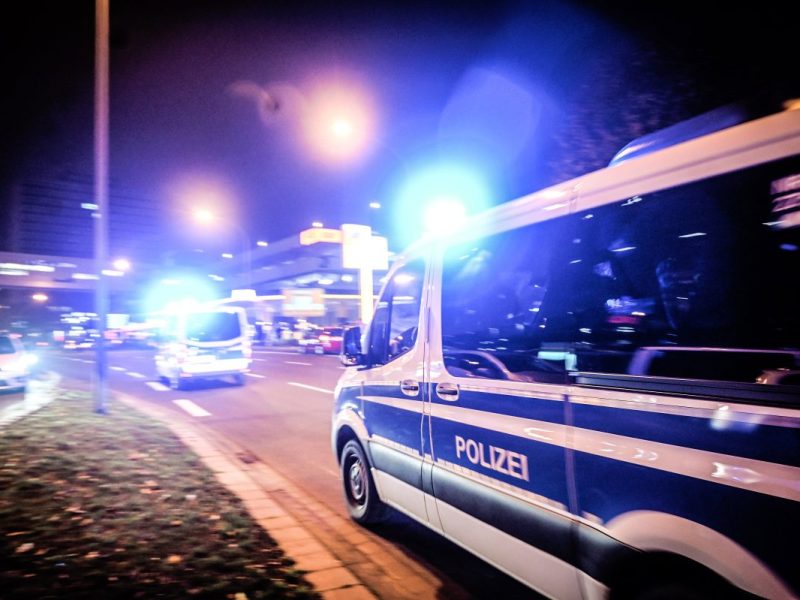 Bei einer Hochzeit in Gelsenkirchen musste ein Polizist seinen Polizei-Hund auf zwei aggressive Gäste loslassen.