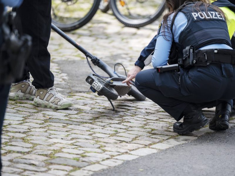 In Mülheim wird eine Polizistin mit einem E-Scooter abgeworfen und verletzt. Der Täter flüchtet, aber kommt wenig später zurück.