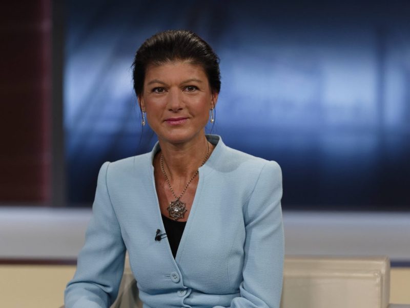 Im ARD-Talk Anne Will wird über Waffenlieferungen an die Ukraine diskutiert. Dabei streiten sich vor allem Sahra Wagenknecht und Historiker Karl Schlögel.