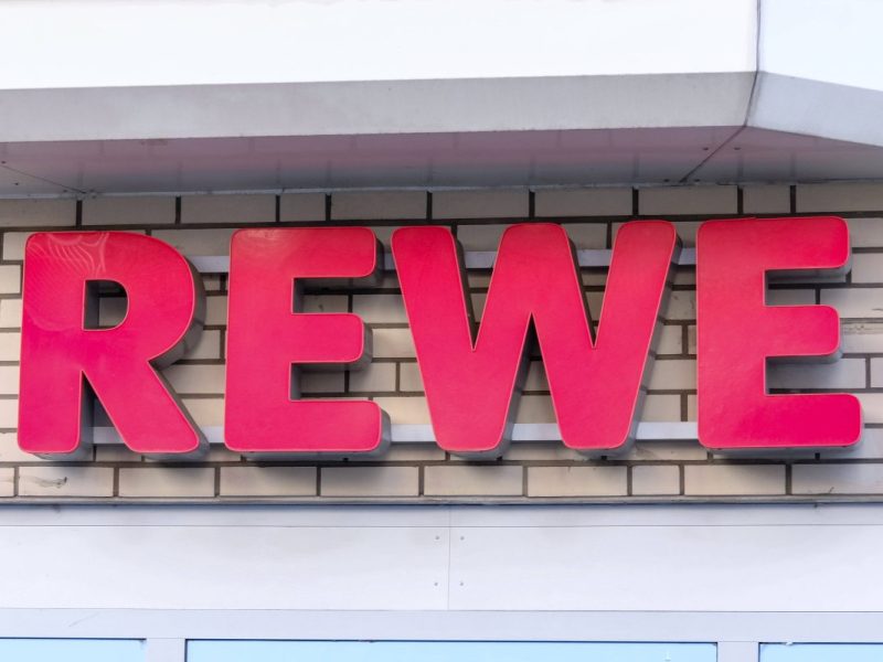 Ein Rewe hat genug vom fehlerhaften Verhalten von einigen Kunden und fordert mit einem Schild am Pfandautomaten ein Ende zum Wohle der Mitarbeiter.