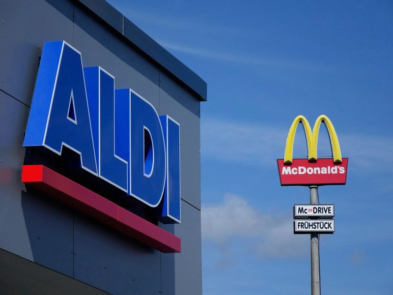 Aldi-Logo und McDonald's-Logo