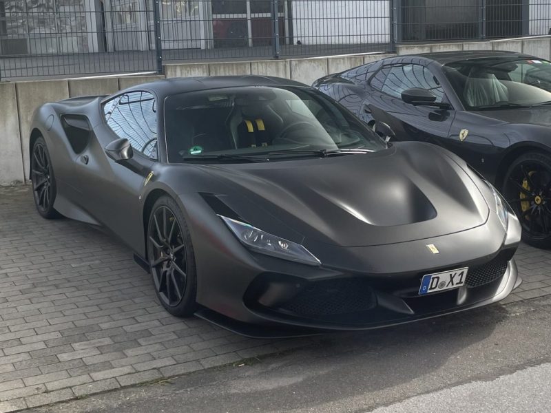 In Essen klauten Unbekannte einen 300.000-Euro teuren Ferrari.