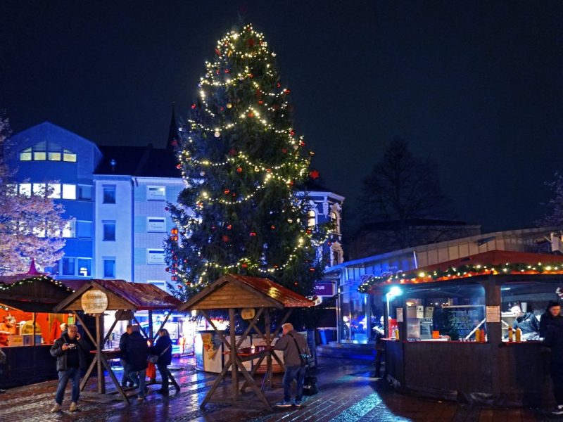 Der Weihnachtsmarkt in Steele hat bei Facebook die ersten Aufnahmen von seiner neuen großen Tanne geteilt. Manchen Usern ist das viel zu früh.