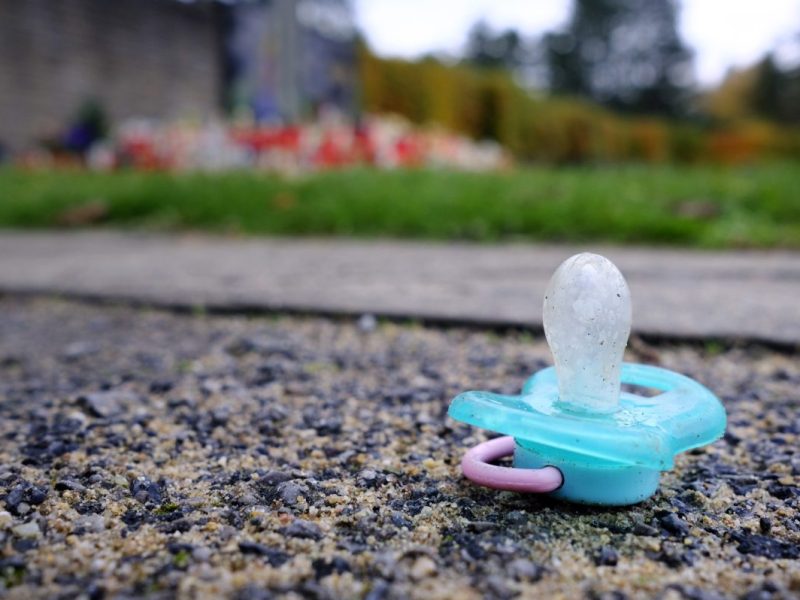 Schnuller auf der Straße