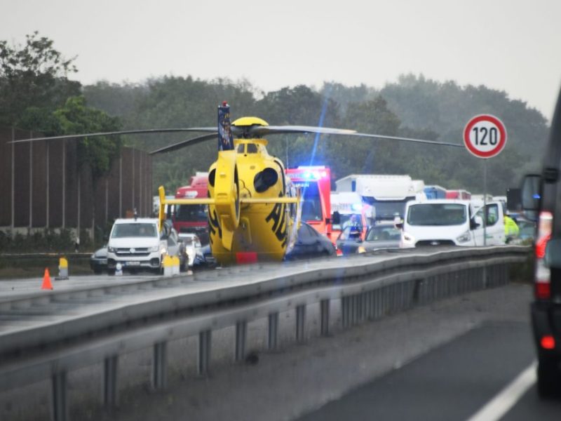 Auf der A3 in Oberhausen kam es am Dienstagnachmittag (17. Oktober) zu einem schweren Verkehrsunfall. Ein Mann wurde in seinem Führerhaus eingeklemmt und verletzte sich schwer (Symbolbild).