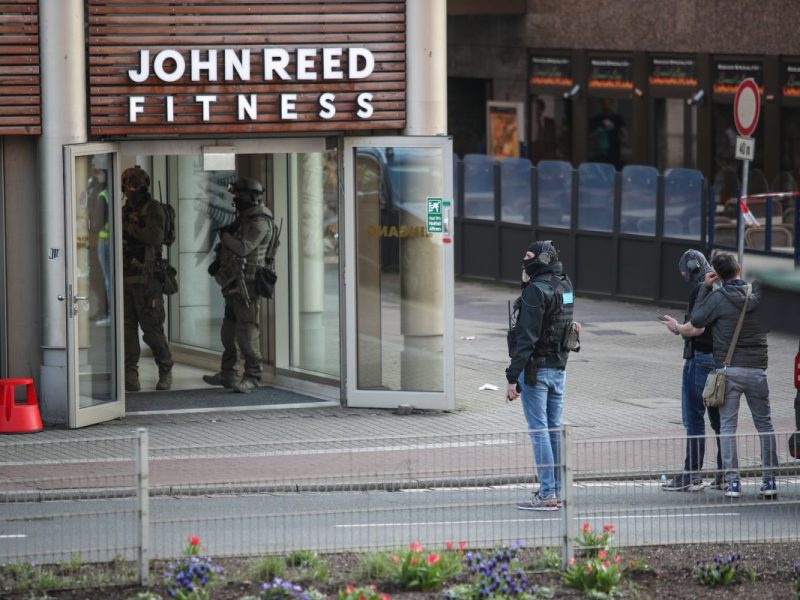 Duisburg: Nach dem blutigen Messerangriff in einem John-Reed-Fitnessstudio spricht jetzt das Opfer Yasin Güler.