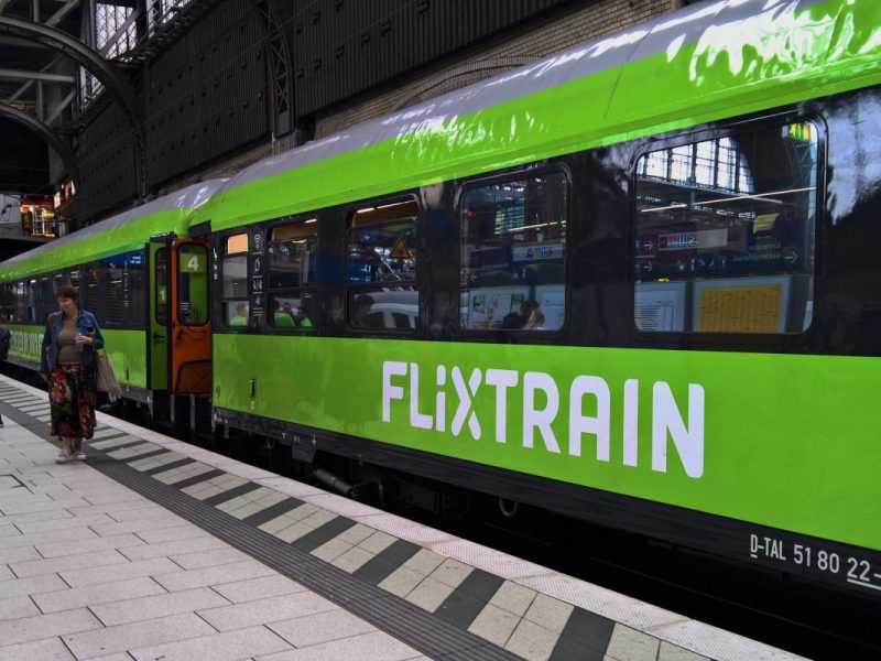 Flixtrain wird ab Dezember eine große Fahrplanänderung vornehmen. Es werden neune Bahnhöfe angefahren und mehr Sitzplätze angeboten.
