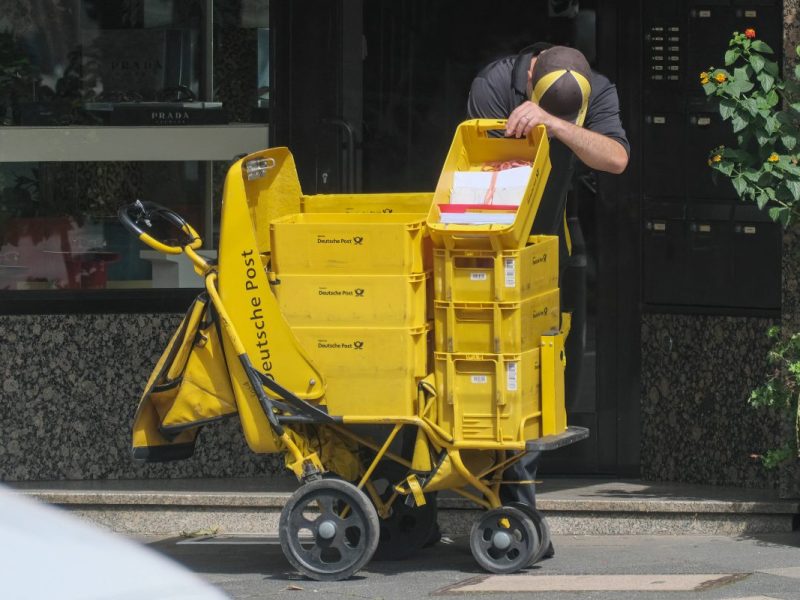 Ein Deutsche Post-Mitarbeiter überbrachte eine große Überraschung. (Symbolfoto)