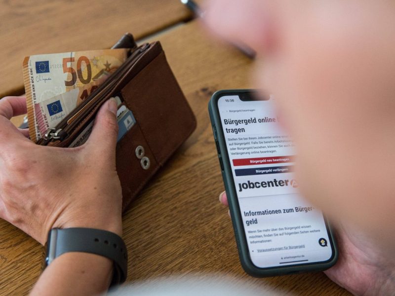 Eine Bürgergeld-Empfängerin plant allerhand Vorhaben.