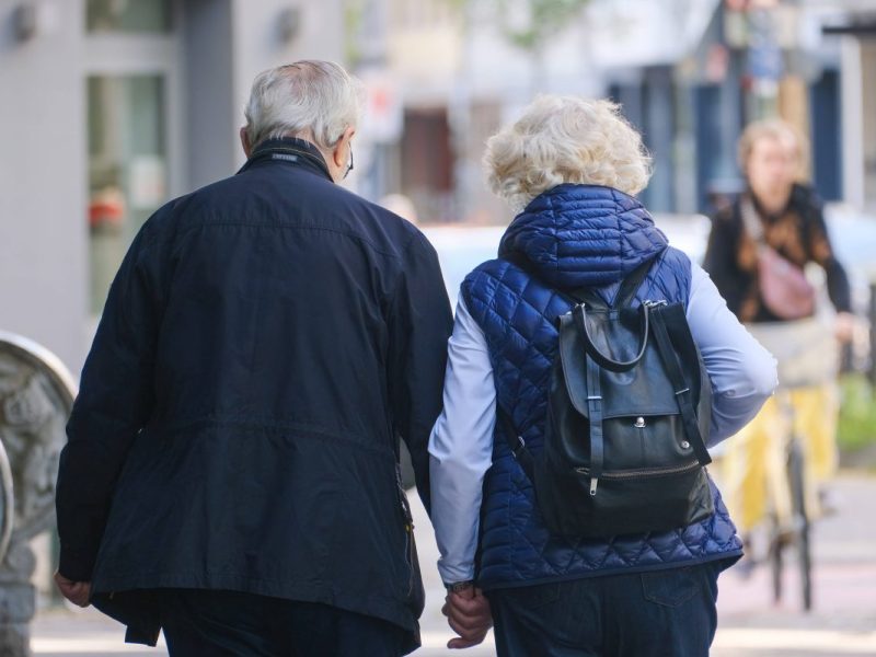 Die Rente kommt nicht automatisch, sie muss beantragt werden. Außerdem müssen Voraussetzungen erfüllt sein, beispielsweise beim Rentenalter.