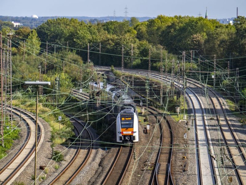 Deutsche Bahn möchte zwei Tochterunternehmen zu einer gemeinwohlorientierte Infrastruktur-Gesellschaft fusionieren. Der Plan stößt auf Kritik von verschiedenen Seiten.