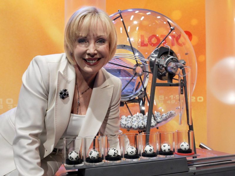 Lottofee Heike Maurer präsentiert die Ziehung der Lotto-Zahlen.