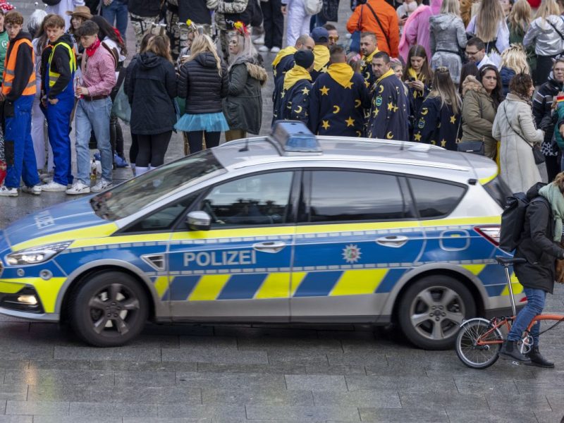 Am 11.11. stürzt sich Köln in den Saisonauftakt. An Karneval prägen bunte Kostüme und feiernde Menschen das Stadtbild. Doch die Polizei greift durch.