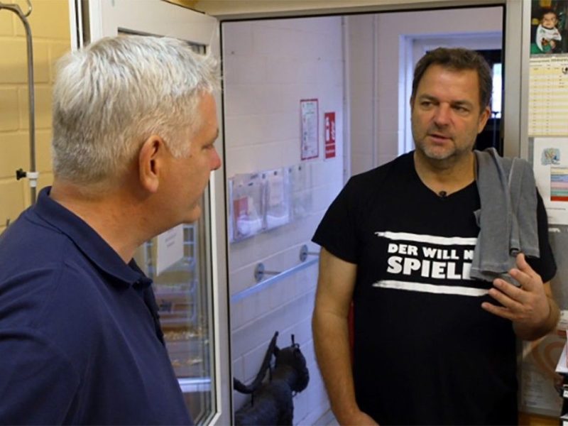 Martin Rütter besucht Tierheim: Mitarbeiter müssen die Polizei verständigen. Ein Einsatz steht an.