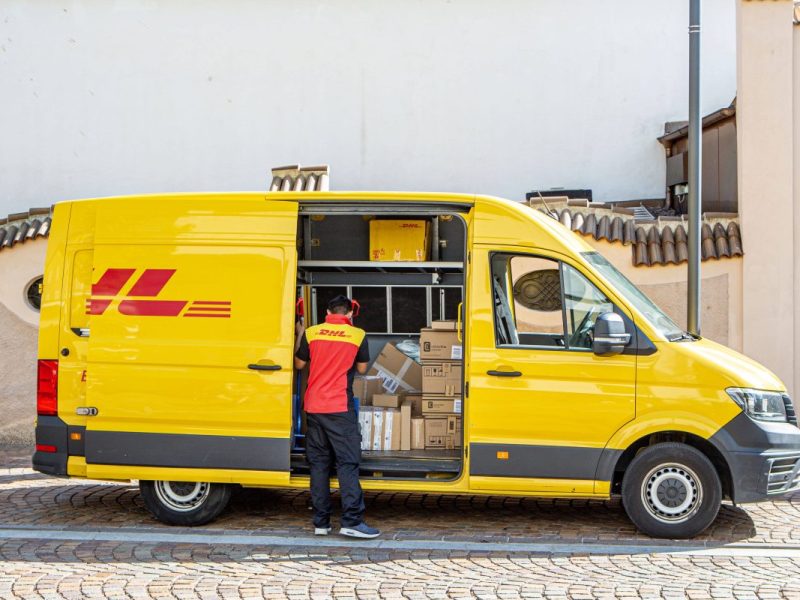 DHL Muelheim Paketbote
