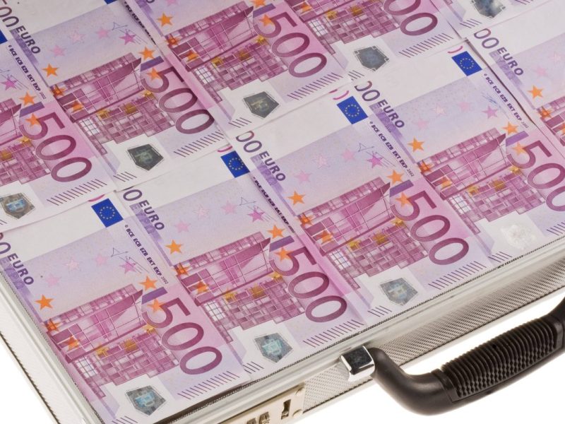 Es geht um einen Koffer voller Geld.