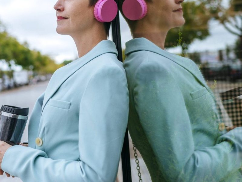 Frau hält Thermobecher