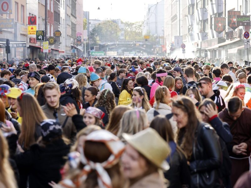 Schock auf der Zülpicher Straße: Die farbenfrohe Kulisse des Kölner Karnevals wurde am 11.11. von einem schockierenden Nazi-Vorfall getrübt.