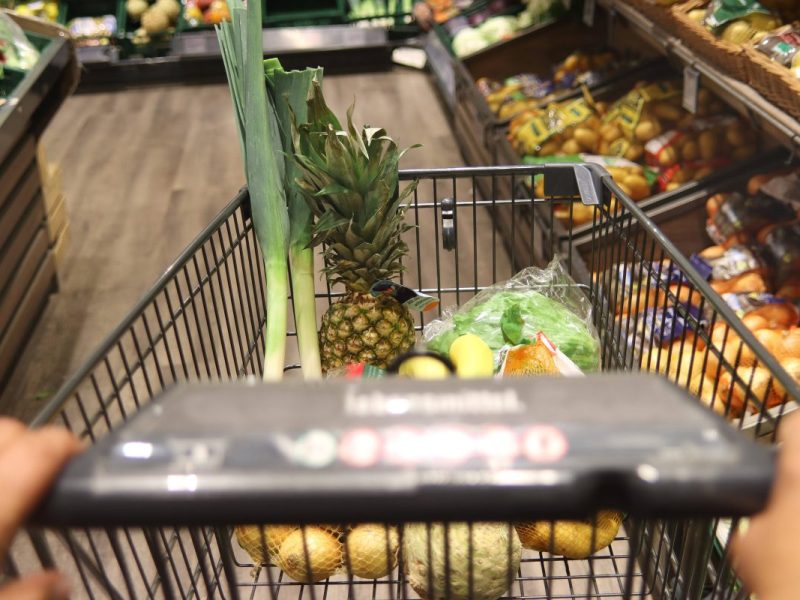 Edeka, Kaufland und Co.: Kunden stehen vor leeren Regalen.